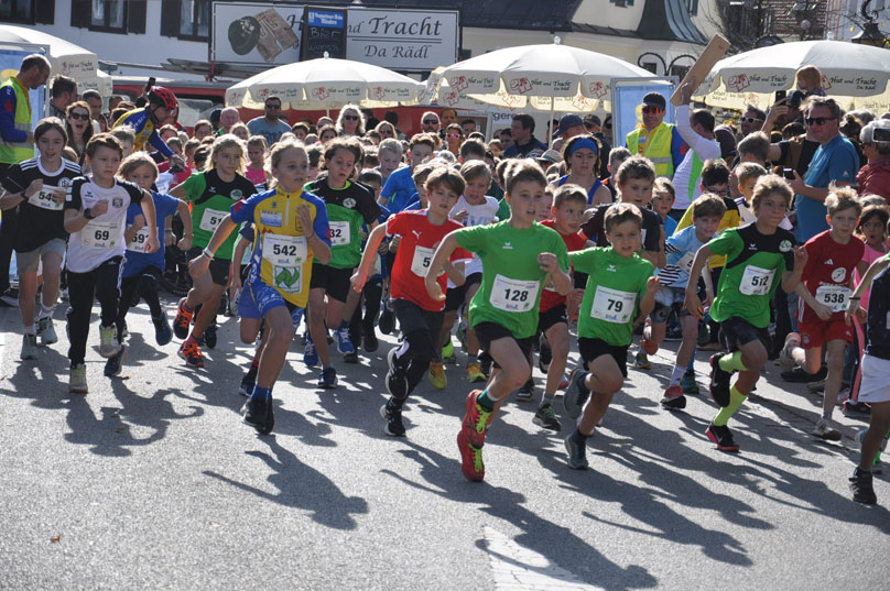 Kinder mit Startnummern beim Lauf
